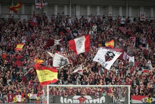 神戸-札幌　試合前、応援歌を高らかに歌うサポーターたち＝１日午後、ノエビアスタジアム神戸（撮影・風斗雅博）