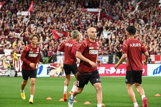 真剣な表情でウオーミングアップする神戸のイニエスタ＝１日午後、ノエビアスタジアム神戸（撮影・風斗雅博）