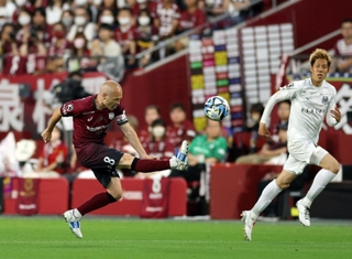 神戸-札幌　前半、前線にパスを出す神戸のイニエスタ（撮影・山口登）