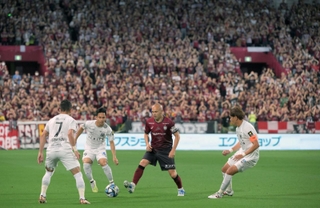 神戸-札幌　大勢のサポーターが詰めかける中、華麗なボールさばきを披露する神戸のイニエスタ（中央）＝撮影・風斗雅博