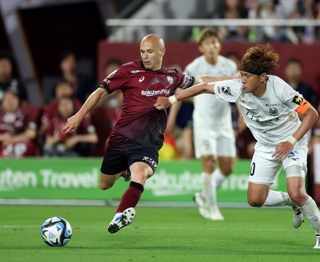 前半、ゴール前に攻め込む神戸のイニエスタ（撮影・山口登）