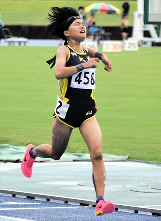 女子共通１５００メートル決勝　４分３７秒６９で優勝した大的の三木琴葉