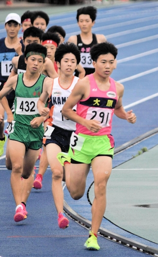 男子共通１５００メートル決勝　３分５８秒７３の自己新記録で優勝した大原の梅田大陸（手前）