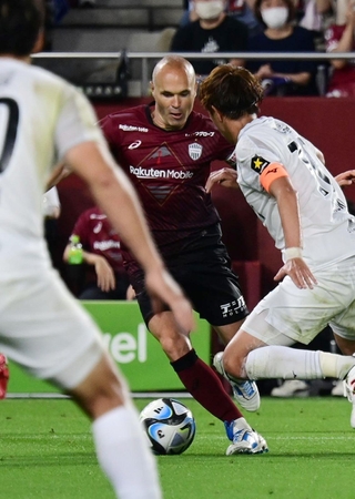 神戸-札幌　前半、ドリブルで攻める神戸のイニエスタ（撮影・中西幸大）