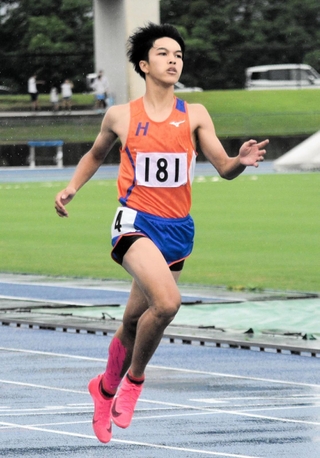 男子共通４００メートル決勝　５１秒１０で優勝した東谷の菅生汰朗