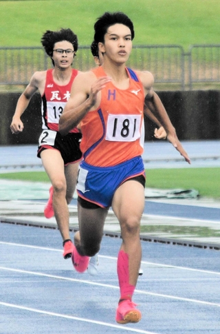 男子共通４００メートル決勝　５１秒１０で優勝した東谷の菅生汰朗（１８１）