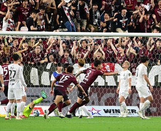 神戸-札幌　後半、神戸のトゥーレル（３）が同点ゴールを決める（撮影・中西幸大）