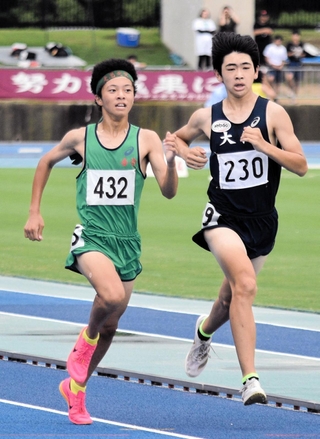 男子共通３０００メートル決勝　競り合いを制し優勝した香寺の中島丈瑠（４３２）