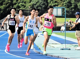男子共通８００メートル決勝　１分５７秒６５で優勝した大原の梅田大陸（２９１）