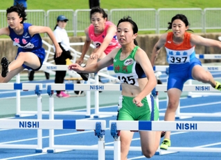 女子共通１００メートル障害決勝　１３秒６８の大会新記録で優勝した神河の福田花奏（手前）