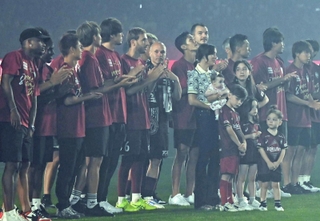 退団セレモニーでサポーターの神戸賛歌を聞くイニエスタら神戸の選手たち＝１日夜、ノエビアスタジアム神戸（撮影・風斗雅博）