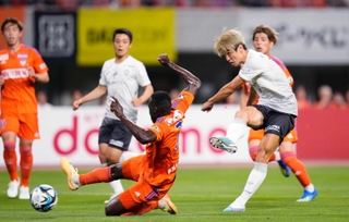 新潟－神戸　前半、先制ゴールを決める神戸・大迫（手前右）