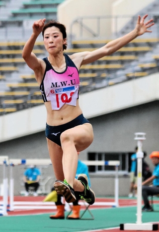 女子三段跳び決勝　５回目に大会新記録の１３メートル３０をマークし、優勝した船田茜理