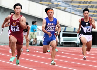 男子４００メートルリレーで力走する年綱晃広（中央）。同１００メートルでは２６年ぶりに兵庫高校新記録を樹立した