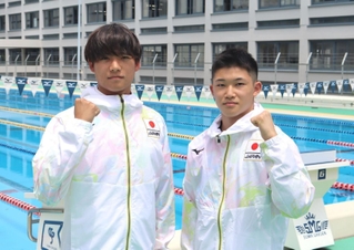 水泳の世界選手権に挑む玉井陸斗（右）と辻森魁人＝神戸市須磨区の須磨学園高
