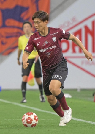 フィジカルトレーニングを重ね、ドリブル突破に自信を見せる神戸のＦＷ川崎＝６月１４日、ノエビアスタジアム神戸 