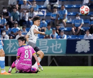 神戸－磐田　前半、チーム２点目のゴールを決める神戸・川崎。ＧＫ梶川