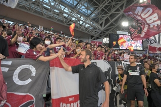 神戸の退団が決まり、試合前にサポーターらと別れのハイタッチをするサンペール（手前）＝１６日午後、ノエビアスタジアム神戸（撮影・風斗雅博）