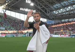 神戸退団が決まり、試合前にサポーターらの前であいさつするサンペール＝１６日午後、ノエビアスタジアム神戸（撮影・風斗雅博）