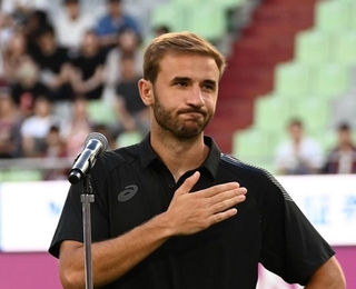 神戸退団が決まり、試合前にサポーターらの前であいさつするサンペール＝１６日午後、ノエビアスタジアム神戸（撮影・風斗雅博）
