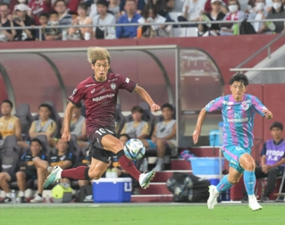 神戸-鳥栖　前半、味方のロングパスを巧みにトラップし攻め込む大迫＝ノエビアスタジアム神戸（撮影・風斗雅博）