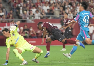 神戸-鳥栖　後半、相手ＧＫのはじいたボールをゴールに押し込む神戸のパトリッキ（中央）＝撮影・風斗雅博