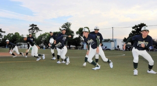 練習に打ち込む報徳学園高軟式野球部の選手たち＝６月２７日、西宮市上大市５