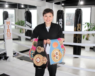 女子ミニマム級で世界３団体を制し、引退を決めた多田悦子。自身プロデュースのボクシングジムで笑顔を見せる＝神戸市中央区、ＬＯＶＥ　ＷＩＮ