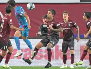 けが人が相次ぐ神戸の最終ラインで要となるトゥーレル（中央）＝16日、ノエビアスタジアム神戸 