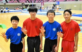 体操男子団体　コロナ禍で中止となった２０２０年を挟み、４大会連続で優勝を果たした報徳の選手たち＝姫路市ヴィクトリーナ・ウインク体育館