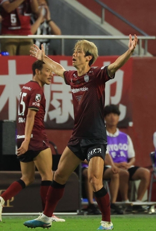 神戸-川崎　後半、同点弾を決めて喜ぶ神戸・大迫＝ノエビアスタジアム神戸（撮影・鈴木雅之）