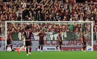 神戸-川崎　前半、先制を許し肩を落とす神戸の選手たち＝ノエビアスタジアム神戸（撮影・鈴木雅之）