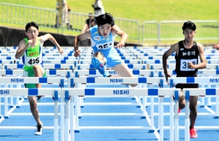 陸上男子共通四種競技で日本一を目指す緑が丘の長谷川蒼空（中央）＝加古川運動公園陸上競技場