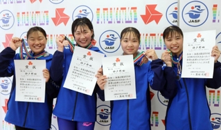 女子８００メートルリレー決勝で３位に入りメダルと賞状を手にする神戸野田の選手たち