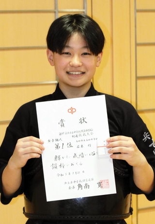 兵庫県中学総体の剣道女子個人で優勝した高砂の広末灯＝県立武道館