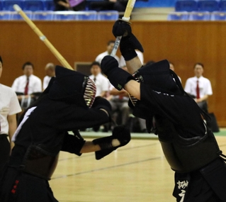 剣道女子個人決勝　攻め立てる高砂の広末灯（右）＝兵庫県立武道館
