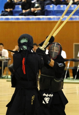 剣道男子団体決勝・御殿山-加古川　攻め立てる加古川の副将園田（右）＝兵庫県立武道館