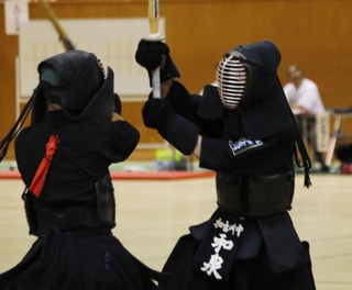 剣道男子団体決勝・御殿山-加古川　攻め立てる加古川の大将和泉（右）＝兵庫県立武道館