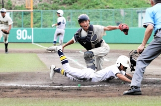 軟式野球決勝・長峰－大津　本塁を狙う走者を仕留めて併殺とし、優勝を決めた大津の捕手紺野＝豊岡こうのとり