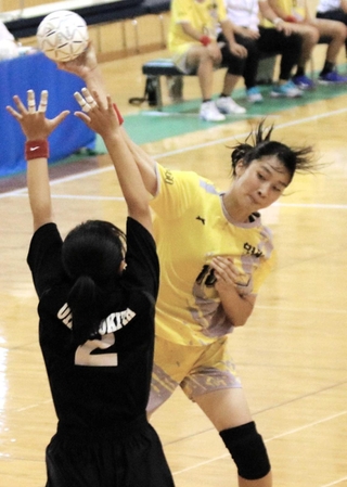 ハンドボール女子決勝・望海－大久保北　後半、シュートを放つ望海の久保＝加古川市立総合体育館
