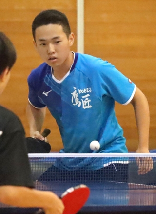 卓球男子団体決勝・鷹匠-魚住　安定したプレーを見せた鷹匠の若槻＝加古川市立日岡山体育館