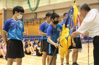 卓球男子団体で初優勝し、表彰を受ける鷹匠の選手たち＝加古川市立日岡山体育館