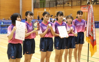 卓球女子団体で初優勝した神戸山手の選手たち＝加古川市立日岡山体育館