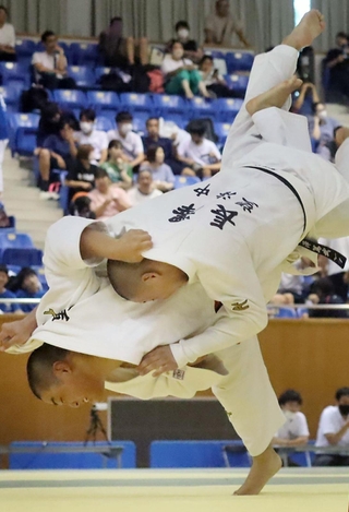 柔道男子団体決勝・小野-望海　内股を仕掛ける小野の副将高橋（下）＝兵庫県立武道館