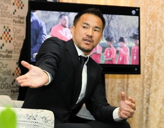 兵庫県の斎藤元彦知事を訪ね、自身が理事を務める法人の活動を報告する岡崎慎司＝６月、兵庫県庁