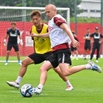 １日の札幌戦に向けて調整する神戸のイニエスタ＝６月２８日、神戸市西区、いぶきの森球技場