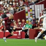 神戸-札幌　前半、前線にパスを出す神戸のイニエスタ（撮影・山口登）