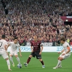 神戸-札幌　大勢のサポーターが詰めかける中、華麗なボールさばきを披露する神戸のイニエスタ（中央）＝撮影・風斗雅博