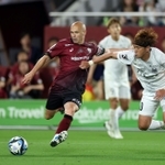 前半、ゴール前に攻め込む神戸のイニエスタ（撮影・山口登）