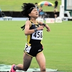 女子共通１５００メートル決勝　４分３７秒６９で優勝した大的の三木琴葉